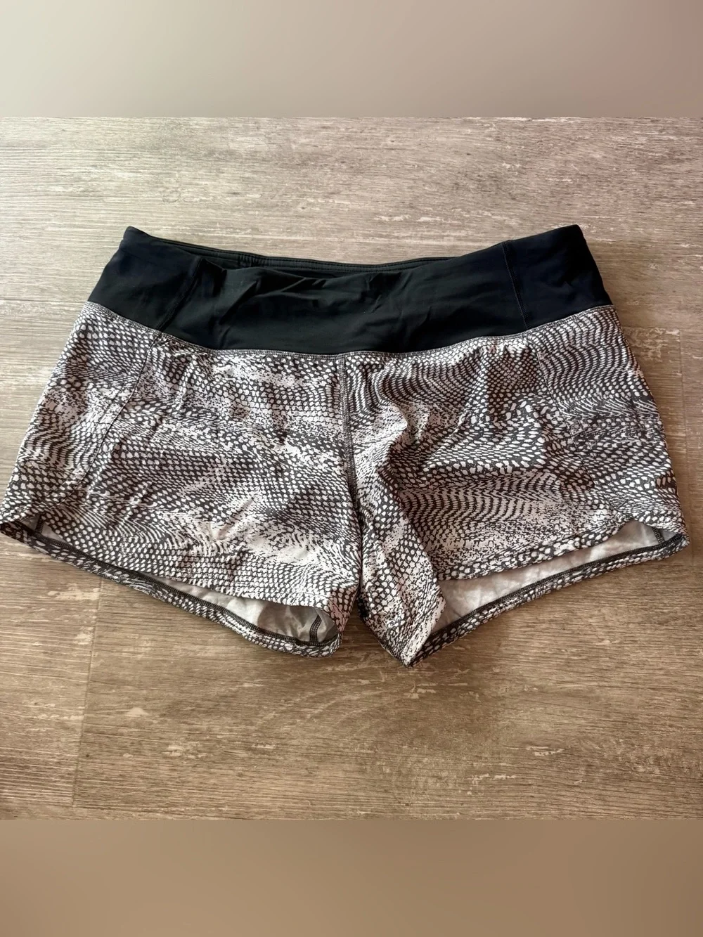 Lululemon Run Times Short II Swerve Vapor Metal Grey Black Womens 8 EUC LR 4”